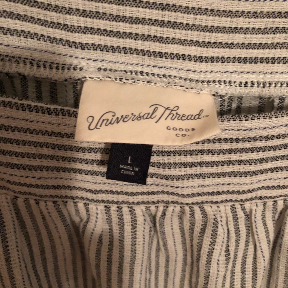 Universal Threads Top L - image 2